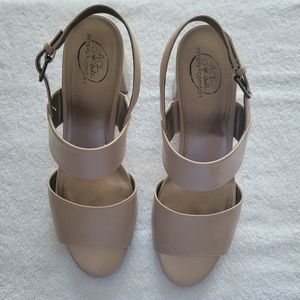 EUC Lifestride Block Heel Sandal Nude Size 9.5